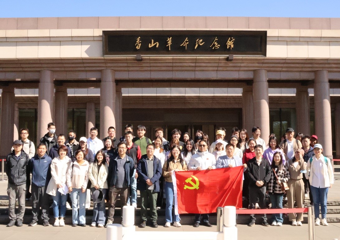 纳米室党员和群众参观香山革命纪念馆合影.jpg