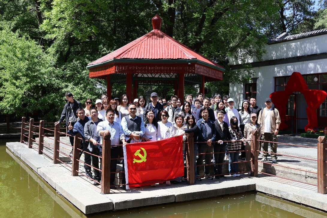 纳米室党员和群众参观双清别墅合影.jpg
